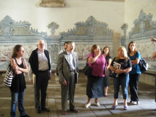 Apreciando os azulejos da Sala do Capítulo.