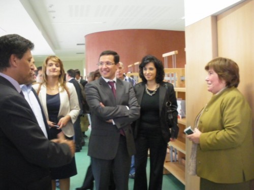 Visitando a Biblioteca escolar do polo de Escariz.
