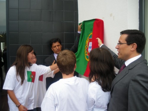 Descerrando a placa da inauguração do Pólo de Escariz