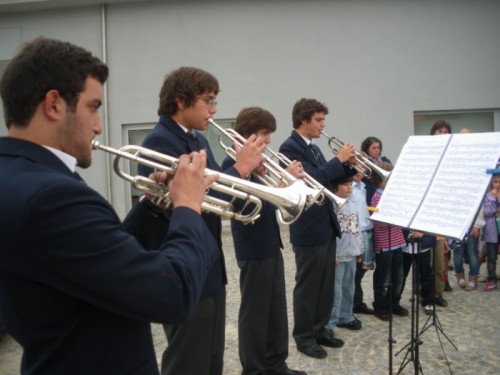 Músicos da Banda Musical de Arouca tocando o Hino Nacional.