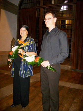 Organista e soprano recebendo um ramo de flores