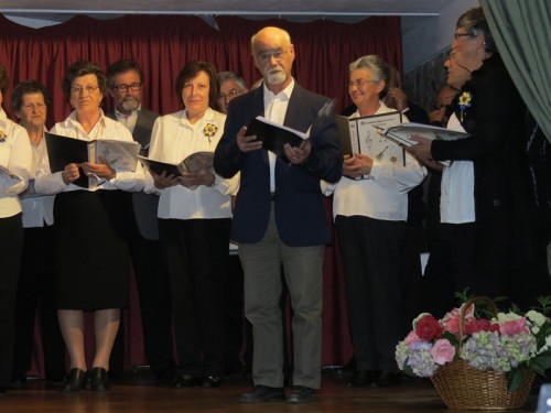 Lendo excertos literários durante a atuação do coro da Asarc