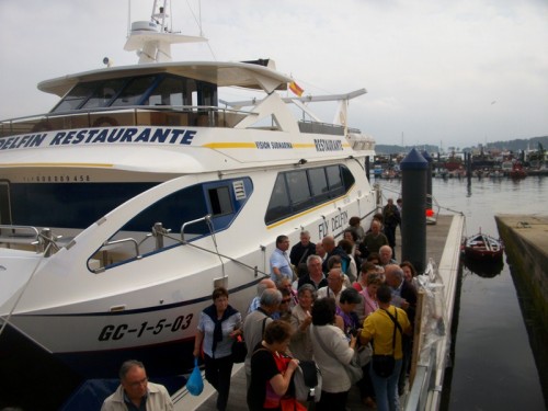 Saindo do barco após o passeio pela ria de Arousa