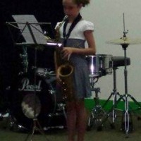 Leonor tocando