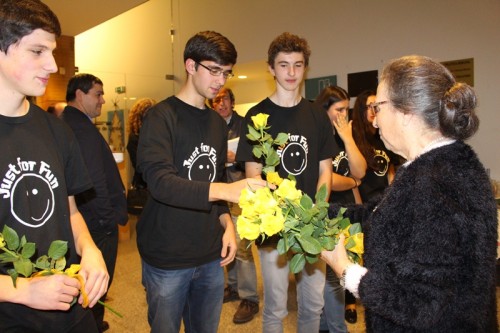 entregando flores